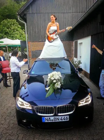 Warum die Braut auf dem Auto tanzt Bild: Warum die Braut auf dem Auto tanzt