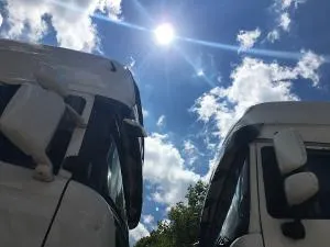 Bild: ADAC TruckService warnt vor steigender Unfallgefahr durch Sommerhitze
