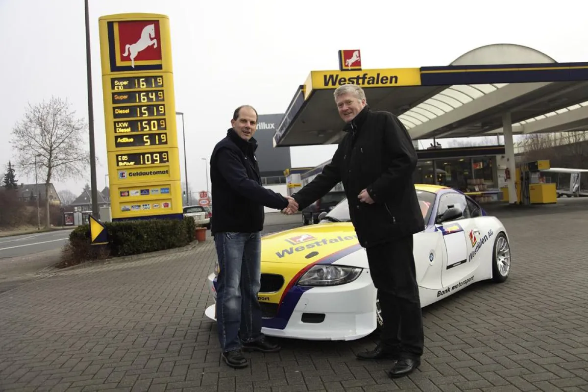 Michael Bonk (li.) und Joachim Burbank vor dem umgebauten BMW Z4.