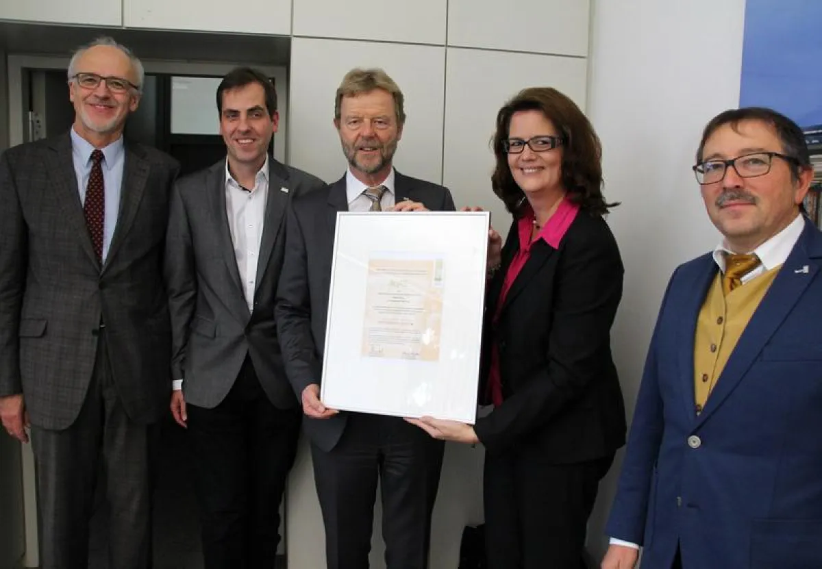 (v.l.) Prof. Dr. Manfred Hopfenmüller, Prof. Dr. Ralph Schneider, Präsident Prof. Dr. Wolfgang Baier, Dr. Verena Kloeters, AQAS-Geschäftsführerin und Prof. Dr. Wolfgang Bock, alle OTH Regensburg. ()