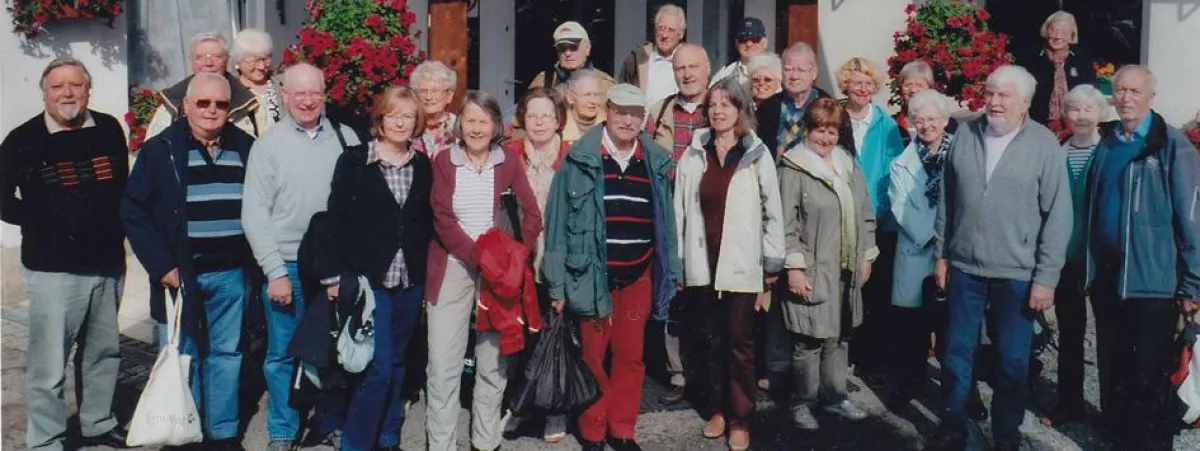 Reisegruppe der Dittchenbühne vor dem Hotel Konradówka im Zentrum von Karpacz. - Foto: Dittchenbühne