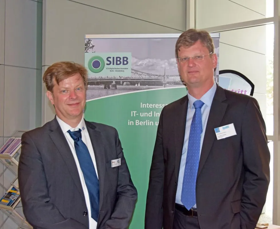 Andrè Röhrig (BRAVIS) u. Torsten Kaden (SIBB region) freuen sich auf die Zusammenarbeit. Foto: P&M/