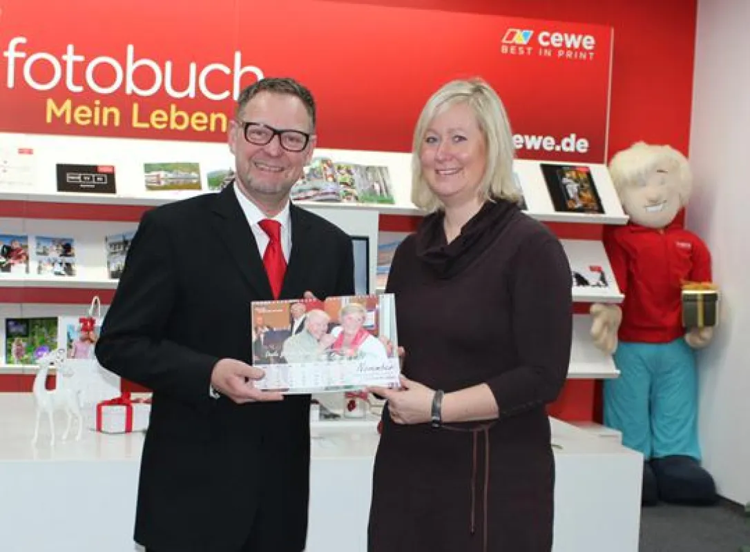 Nina Urra Saco freut sich über den ersten Jahreskalender von Einsiedel BETREUTES WOHNEN