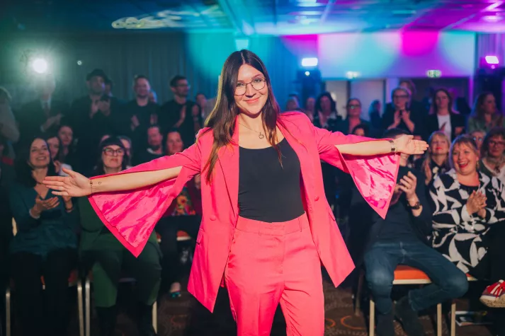 Julia Trost begeistert mit Rede über Motivation beim 5. Internationalen Speaker Slam in Niedernhausen Bild: Julia Trost begeistert mit Rede über Motivation beim 5. Internationalen Speaker Slam in Niedernhausen