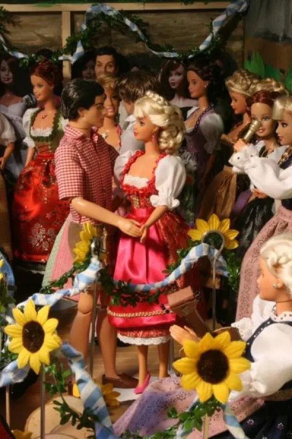 Barbie im prunkvollen Wiesn-Dirndl, das Puppenschneiderin Eva Baierl exklusiv zum diesjährigen Oktoberfest entworfen hat.