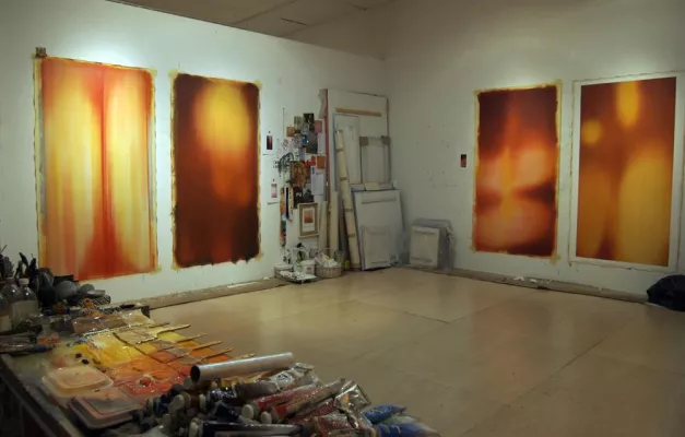 Bild: Julian Jackson mit "Watching Fire" in der Galerie Kaysser München