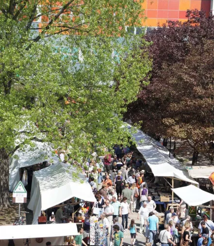 Bild: Riesenflohmarkt am Berliner Ostbahnhof zum Tag der Deutschen Einheit