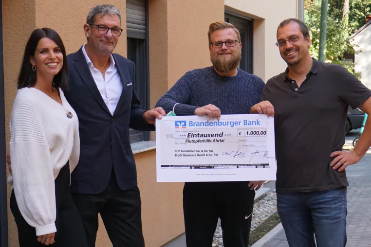 Bild: Potsdamer Wohn- und Pflegeprojekt spendet 1000 Euro für die Flutopfer im Ahrtal