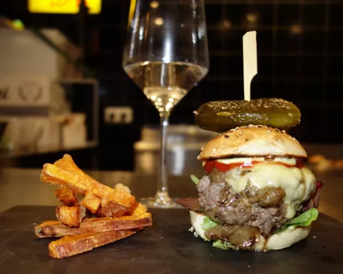 Bild: Japanischer Sake und Burger – Die perfekte Kombination