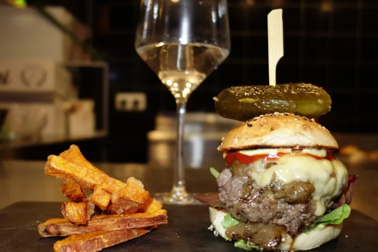Bild: Japanischer Sake und Burger – Die perfekte Kombination