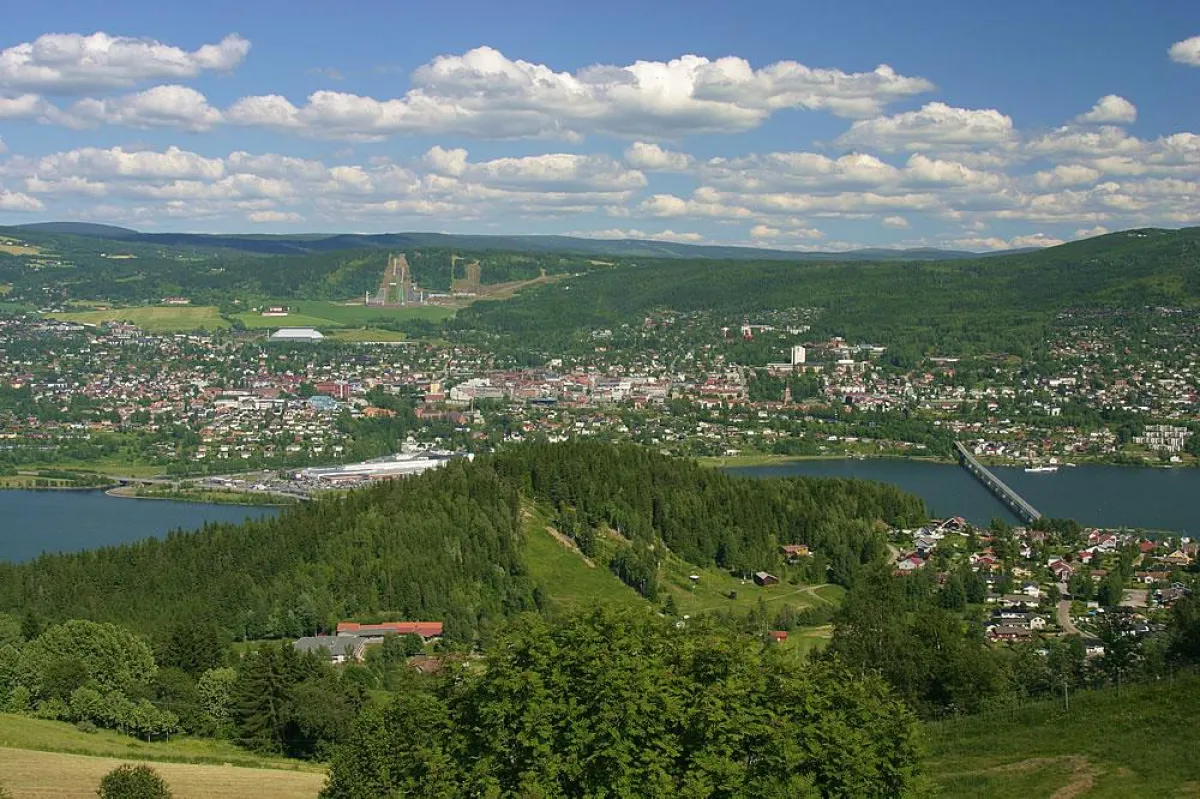 Blick auf die Stadt Lillehammer in Sommer