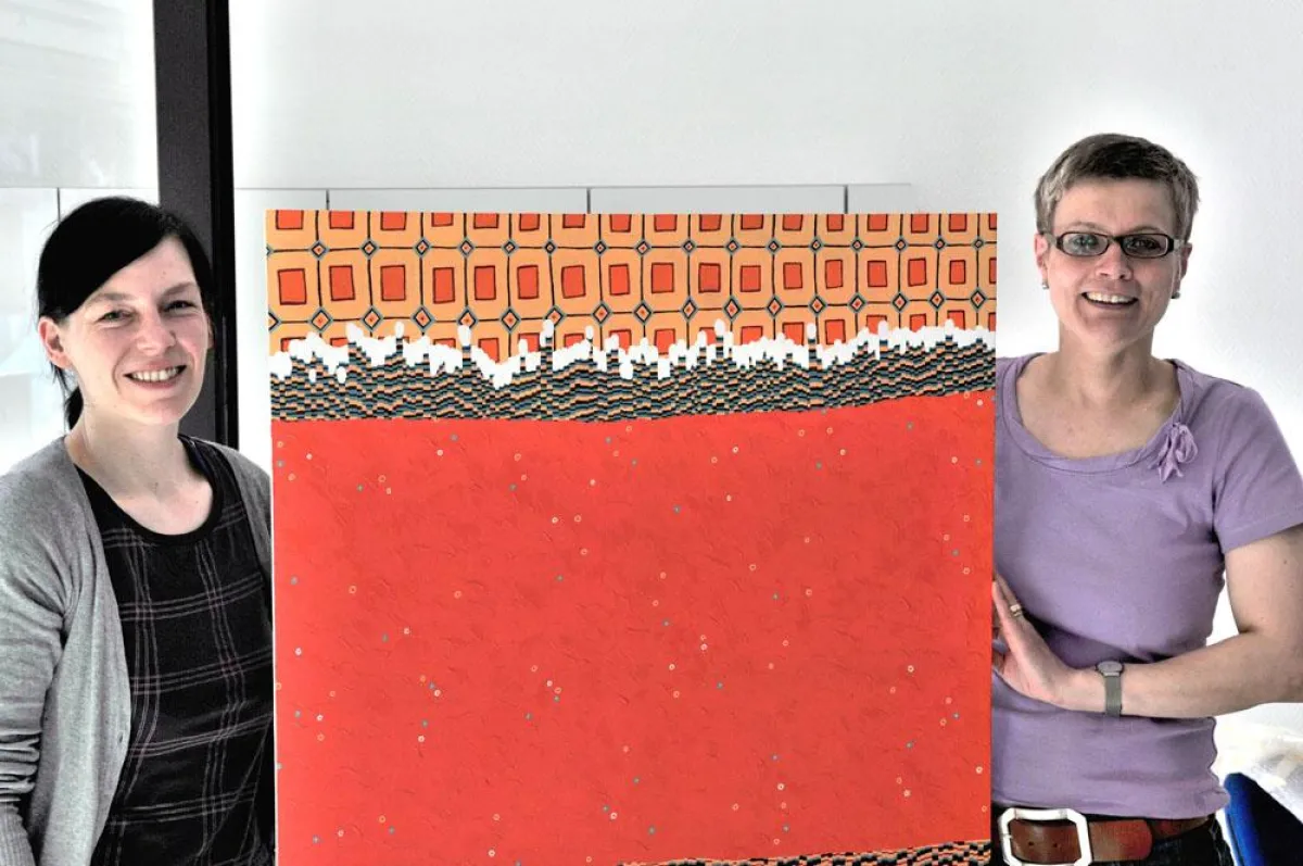 Melanie Nyhuis und Petra Kraft bei der Bildübergabe