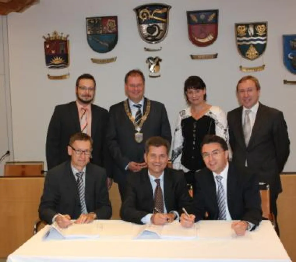 Vertragsunterzeichnung in Unterhaching