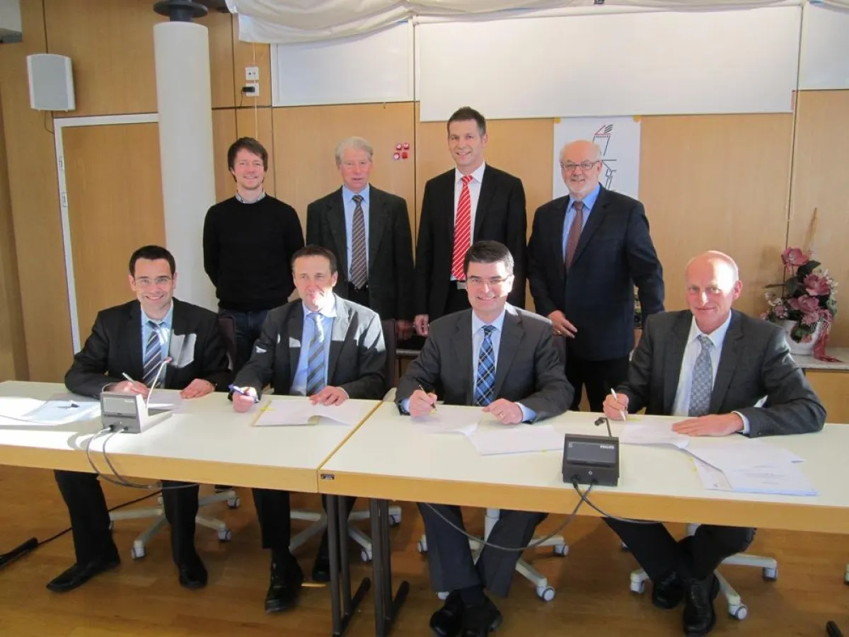 Vertreter von Gemeinde, Fa. Stiftungsidee, Sparkasse und Fa. WVE bei Vertragsunterzeichnung.