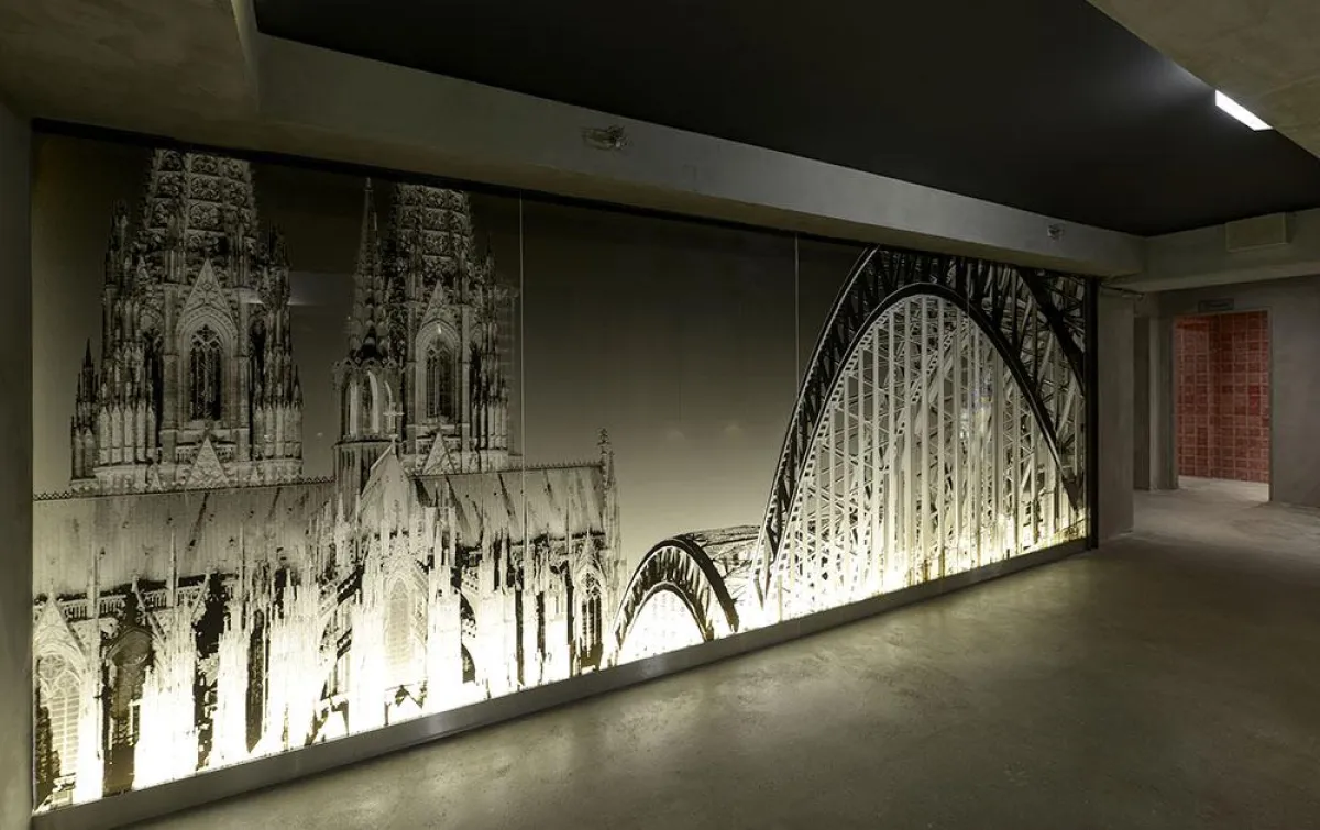 Eventlocation 'wartesaal' in köln mit pullPIX motiv auf glas (hinterleuchtet)