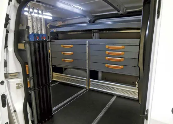 Bild: Sicheres Arbeiten mit der mobilen Werkstatt von StoreVan: Ein Einbaubeispiel in einem Ford Transit Custom