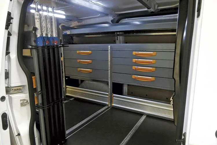 Bild: Sicheres Arbeiten mit der mobilen Werkstatt von StoreVan: Ein Einbaubeispiel in einem Ford Transit Custom