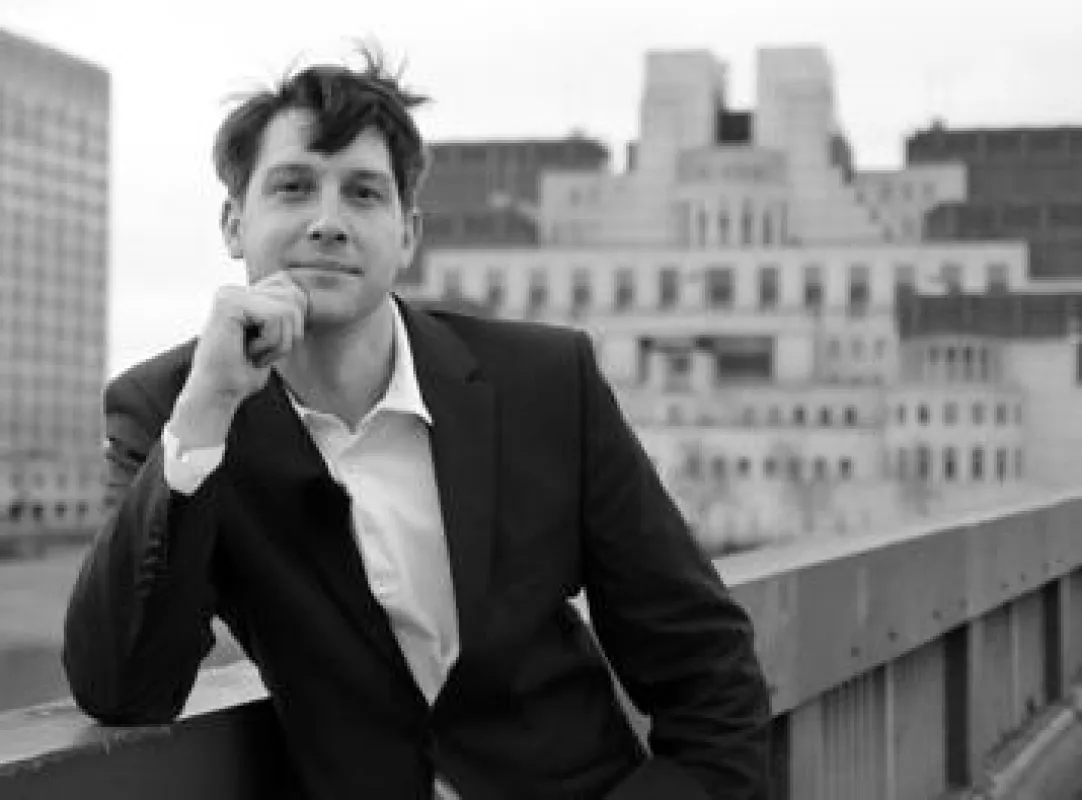 James Bond Experte Danny Morgenstern vor dem MI6 Gebäude in London (c) Christian Danner