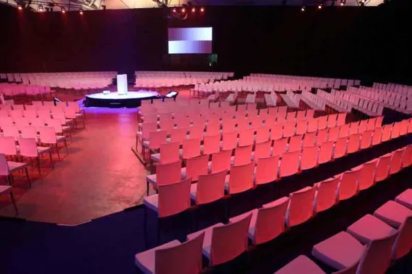 Bild: Klare Formen und schlichte Eleganz – Party Rent Event-Mobiliar bestimmt Szenerie bei Firmenevent