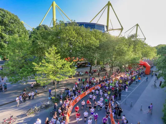 Bild: Dortmunds Wirtschaft läuft: Oberbürgermeister Sierau gab den Startschuss für die B2RUN Firmenlaufserie