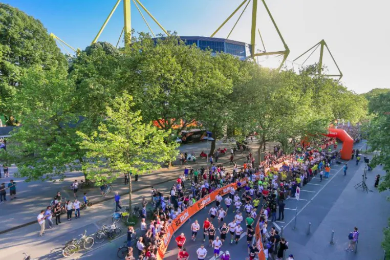 Dortmunds Wirtschaft läuft: Oberbürgermeister Sierau gab den Startschuss für die B2RUN Firmenlaufserie Bild: Dortmunds Wirtschaft läuft: Oberbürgermeister Sierau gab den Startschuss für die B2RUN Firmenlaufserie