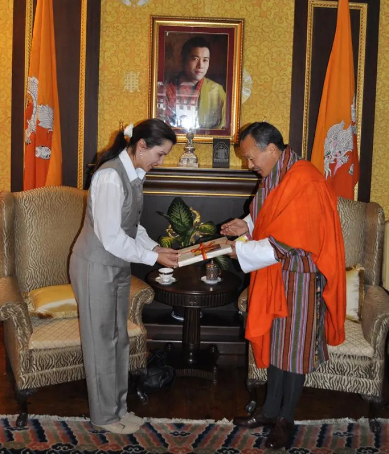 Schömbergs Bürgermeisterin Bettina Mettler (li.) mit Bhutans Premierminister Thinley (re.)