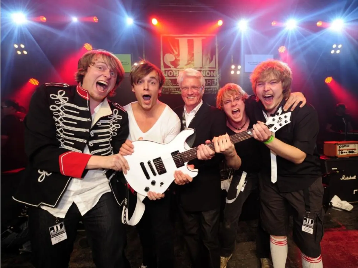 Shenaniganz (Sieger JLTA 2010/2011) und Wolfgang Bitter (Vorstandsvorsitzender Itzehoer Versicherungen) - Foto: Ronald Sawatzki