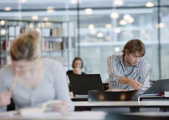 Bild: Angebote zur berufsbegleitenden Weiterbildung: Das neue Jahresprogramm 2016 der OTH Regensburg
