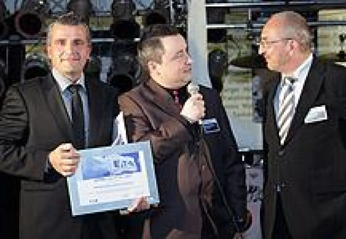 Roland Lommer, Eaton Sales & Marketing Manager, zeichnet die TAROX Systems & Services GmbH mit dem Eaton Power Quality IT-Distributor Award 2009 aus. Den Preis in Empfang nehmen Andreas Oelenberg, Pro