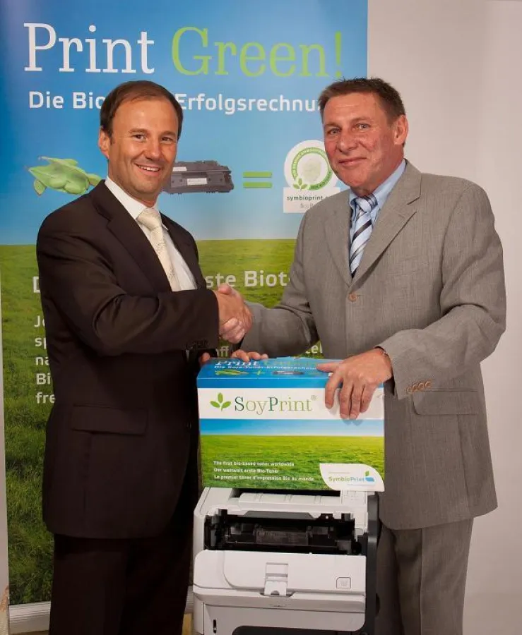 Frank Wörn (links), Geschäftsführer Symbioprint GbR und Reinhard Wallner, Geschäftsführer Laserstar Ges.m.b.H. (rechts)