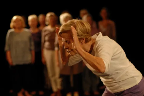 Bild: "Ahnen..." - Tanzperformance mit TänzerInnen zwischen 60 und 82 Jahren