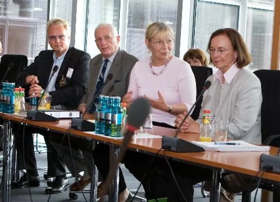 Jürgen Ortmüller, Richard O\'Barry, Undine Kurth (MdB), Maria Kaminski (von links)