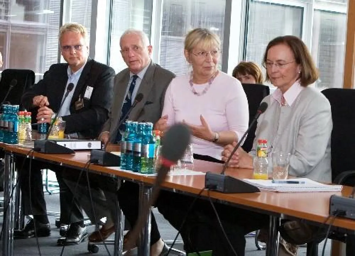 Jürgen Ortmüller, Richard O\'Barry, Undine Kurth (MdB), Maria Kaminski (von links)