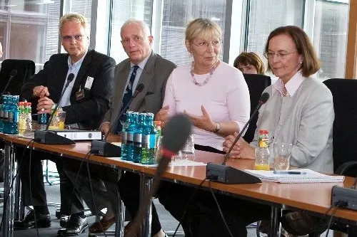 Delfinschützer Ortmüller gründet mit Flipper-TV-Trainer „Wal- und Delfinschutz – Forum (WDF)“ Bild: Delfinschützer Ortmüller gründet mit Flipper-TV-Trainer „Wal- und Delfinschutz – Forum (WDF)“