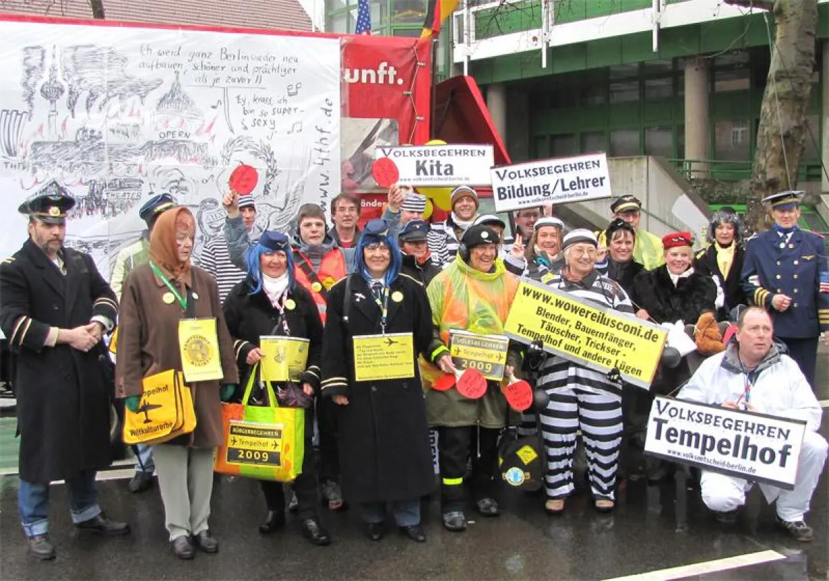 Mitglieder des Aktionsbündnisses bei der Teilnahme am Berliner Karnevalsumzug 2009