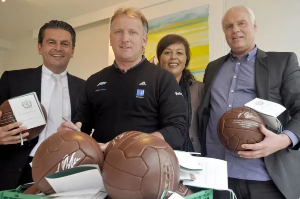 Bild: Andreas Brehme und Honorarkonsul Dr. Poetis unterstützen Grünwald Hilft e.V.