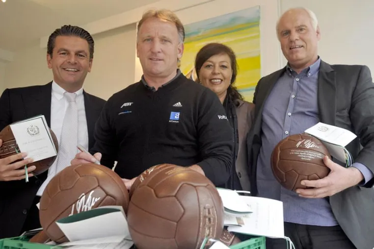 Bild: Andreas Brehme und Honorarkonsul Dr. Poetis unterstützen Grünwald Hilft e.V.