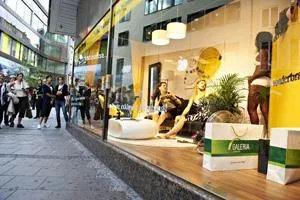 Bild: CAVUS pusht Wonderbra im „lebendigen“ Schaufenster