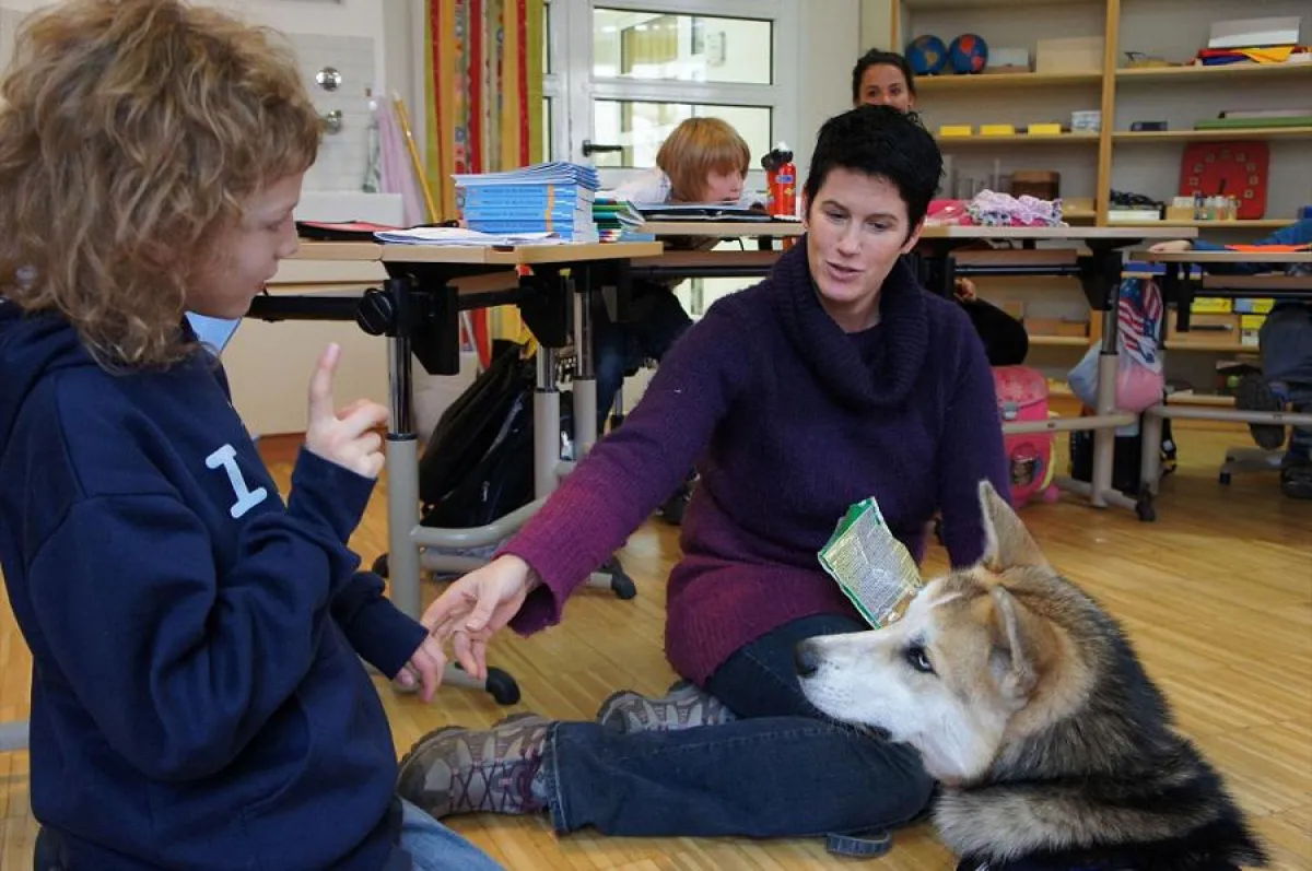 Schulhund Jack mit Frau Richter und Schüler der Montessori-Schule der Aktion Sonnenschein
