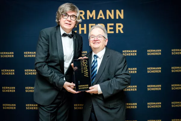 Bild: Heinz-Joachim Schulte gewinnt Excellence Award auf dem Speaker Slam 2023