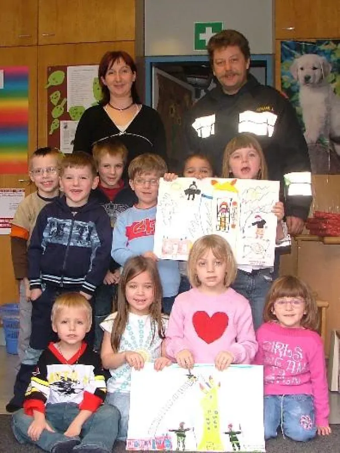 die kleinen Künstler mit ihren Werken bei der Übergabe an die Feuerwehr
