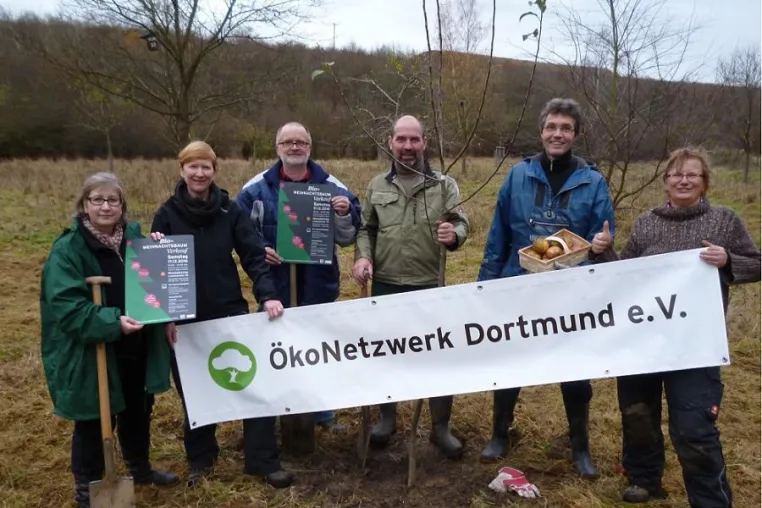 Bild: ÖkoNetzwerk pflanzt Öbstbäume vom Überschuss des Bio-Weihnachtsverkauf
