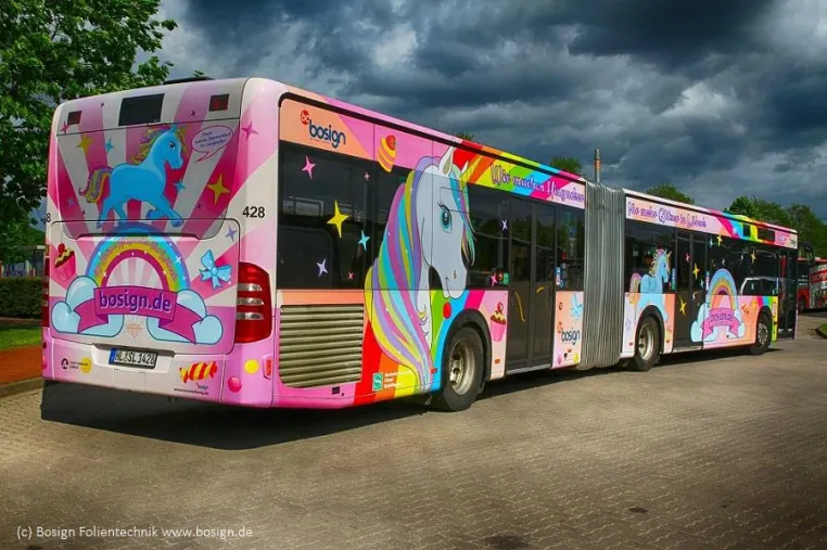 Einhorn-Bus sorgt für Menschenaufläufe und fährt drei Monate durch Lübeck Bild: Einhorn-Bus sorgt für Menschenaufläufe und fährt drei Monate durch Lübeck