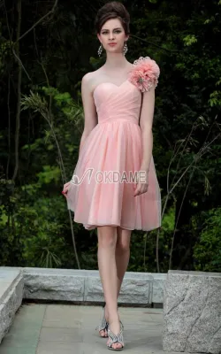 Ermäßigte Ballkleider sind jetzt erhältlich bei okdame.de Bild: Ermäßigte Ballkleider sind jetzt erhältlich bei okdame.de