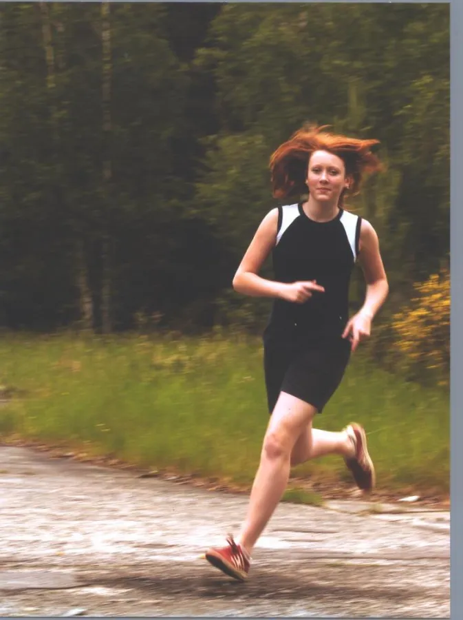 Flüssigkeitsverluste durch Schwitzen fördern die Übersäuerung des Körpers. Wirksame Abhilfe schafft ein hypotones Sportgetränk (Basica Sport) aus der Apotheke. Info: www.basica.de