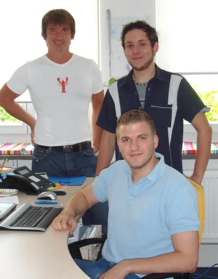 stehend Axel Wegmann, Firmengründer, und Florian Lutz, sitzend Ian Staples