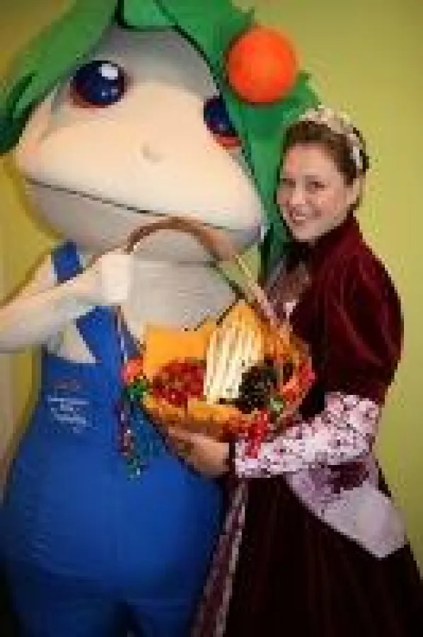 Die Baumblütenkönigin aus Werder und Louis, das Maskottchen der Landesgartenschau Oranienburg 2009 begrüßen u.a. die Besucher auf dem Breitscheidplatz in Berlin