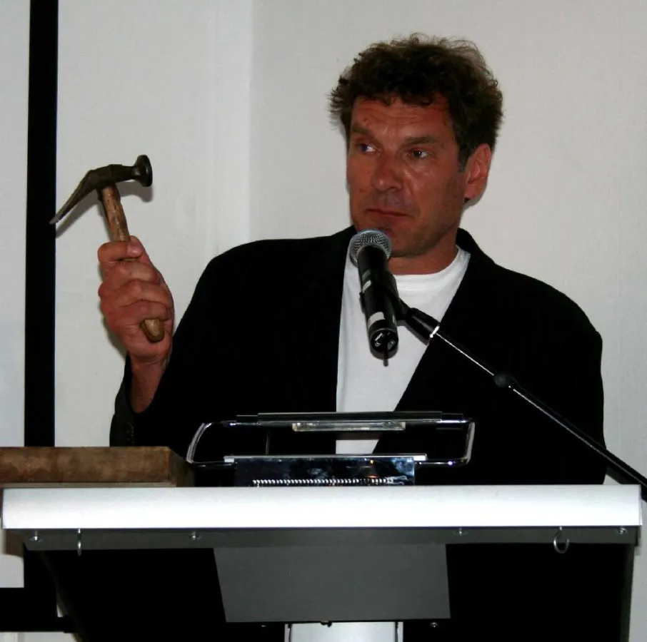 Bild: Sein Talent als Auktionator konnte Neue Sentimental Film orstand Tom Gläser am Donnerstag im Frankfurter Kunstverein unter Beweis stellen. 18 Werke südafrikanischer Künstler wechselten zu Gunste