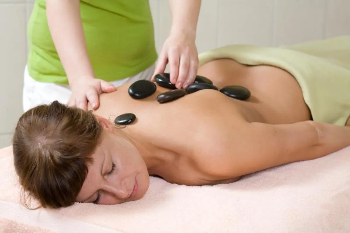 Im Massageraum des Hotels bei einer Hot-Stone Massage