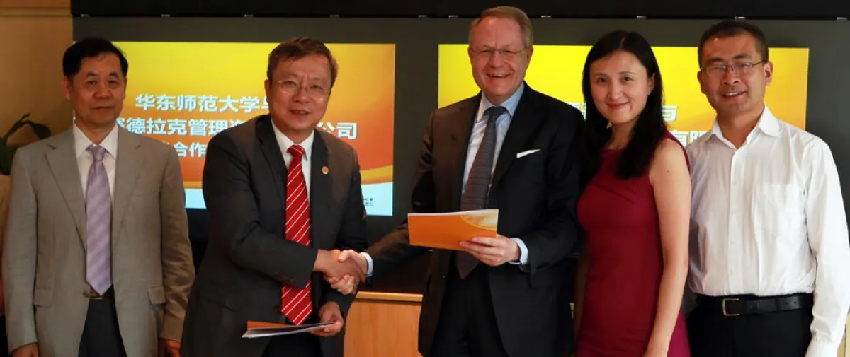 Unternehmensberater Robert A. Sedlák (Mitte) wird zum Gast-Professor in Shanghai berufen